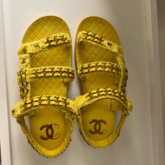 SOLD ❌ New 🌟 Rare Chanel CC Tweed Chain Yellow Sandals Size 39 - Picture 3 of 10